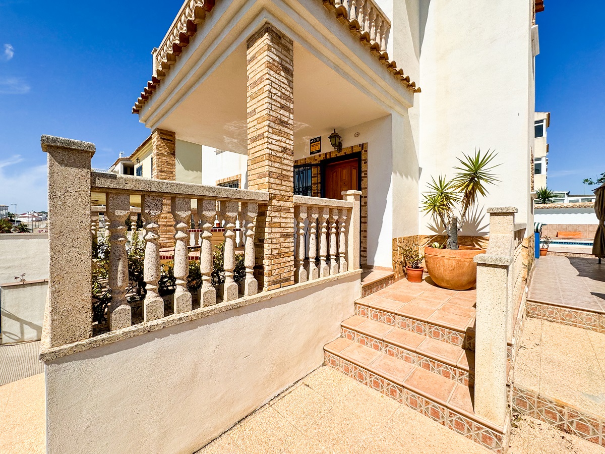 SPECTACULAR VILLA WITH PRIVATE POOL IN PUNTA PRIMA – COMFORT, SPACE AND EXCEPTIONAL LOCATION ON THE COSTA BLANCA