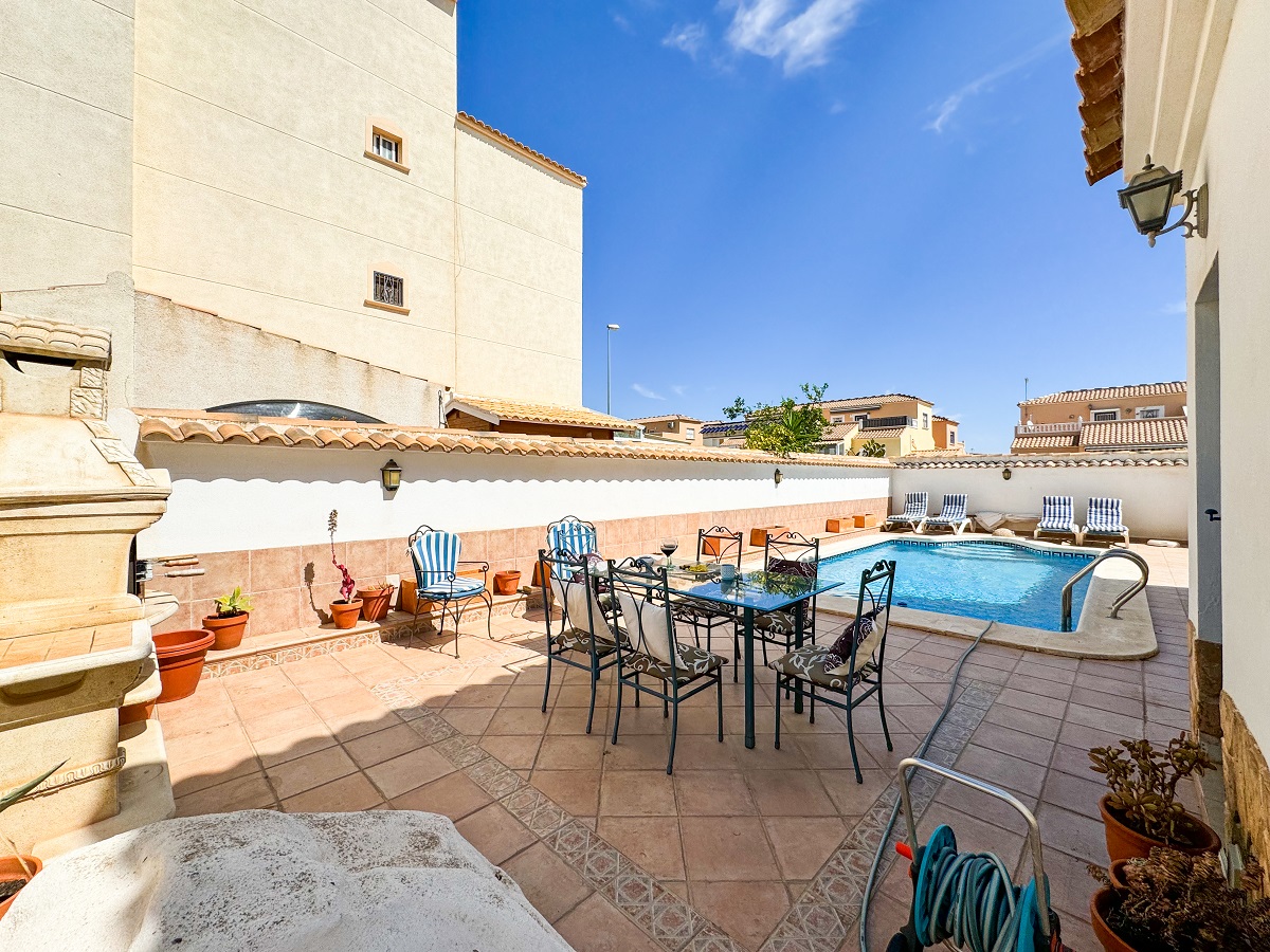 SPECTACULAR VILLA WITH PRIVATE POOL IN PUNTA PRIMA – COMFORT, SPACE AND EXCEPTIONAL LOCATION ON THE COSTA BLANCA