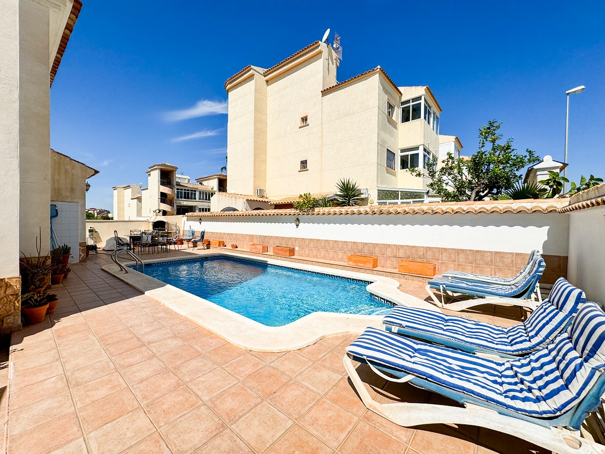 SPECTACULAR VILLA WITH PRIVATE POOL IN PUNTA PRIMA – COMFORT, SPACE AND EXCEPTIONAL LOCATION ON THE COSTA BLANCA