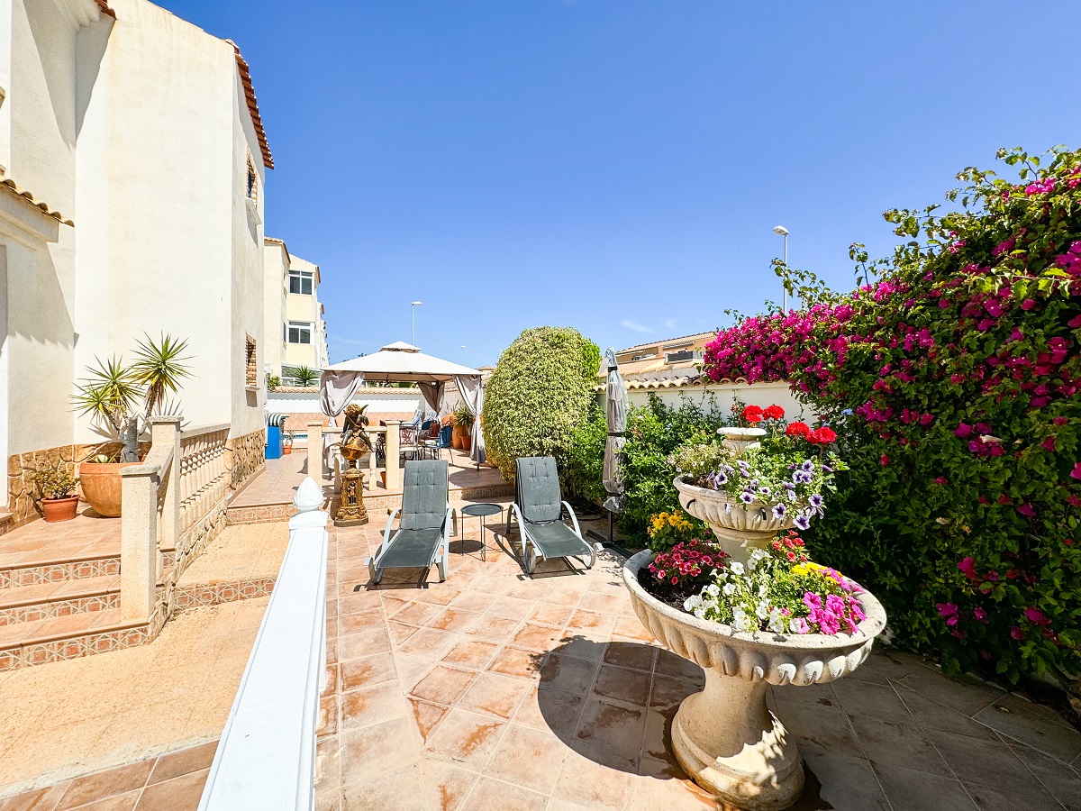SPECTACULAR VILLA WITH PRIVATE POOL IN PUNTA PRIMA – COMFORT, SPACE AND EXCEPTIONAL LOCATION ON THE COSTA BLANCA