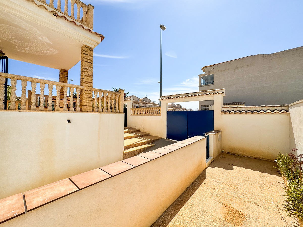 SPECTACULAR VILLA WITH PRIVATE POOL IN PUNTA PRIMA – COMFORT, SPACE AND EXCEPTIONAL LOCATION ON THE COSTA BLANCA