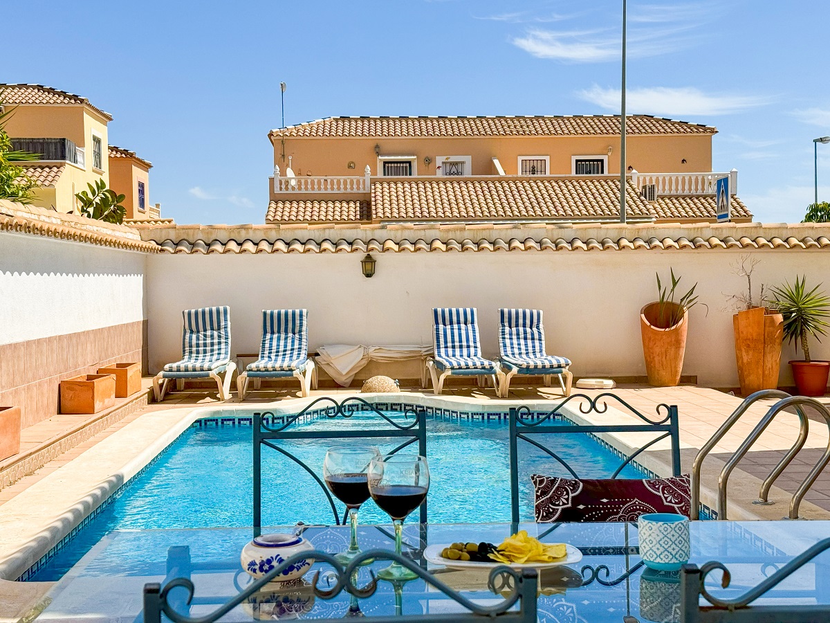 SPECTACULAR VILLA WITH PRIVATE POOL IN PUNTA PRIMA – COMFORT, SPACE AND EXCEPTIONAL LOCATION ON THE COSTA BLANCA