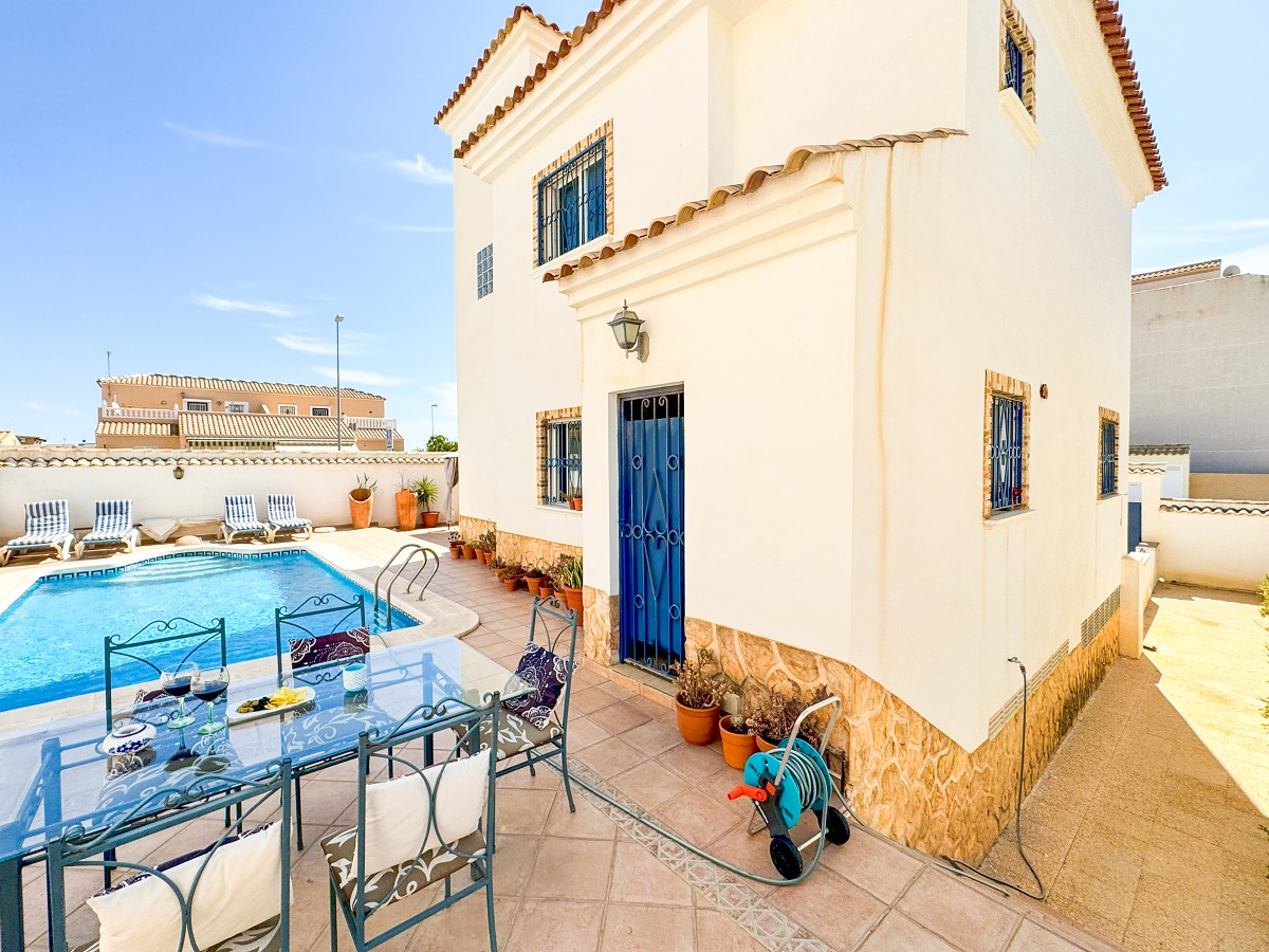 SPECTACULAR VILLA WITH PRIVATE POOL IN PUNTA PRIMA – COMFORT, SPACE AND EXCEPTIONAL LOCATION ON THE COSTA BLANCA
