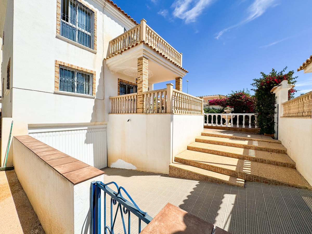 SPECTACULAR VILLA WITH PRIVATE POOL IN PUNTA PRIMA – COMFORT, SPACE AND EXCEPTIONAL LOCATION ON THE COSTA BLANCA