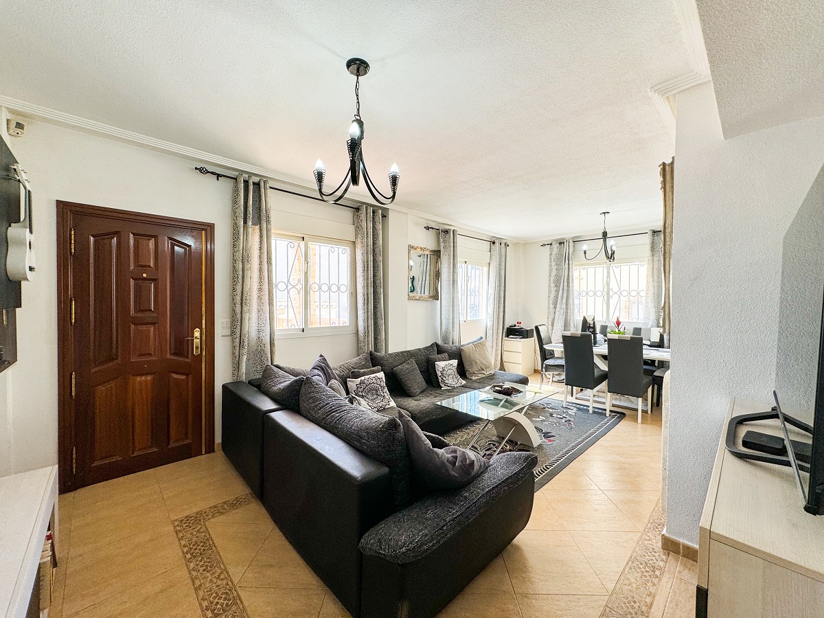 SPECTACULAR VILLA WITH PRIVATE POOL IN PUNTA PRIMA – COMFORT, SPACE AND EXCEPTIONAL LOCATION ON THE COSTA BLANCA