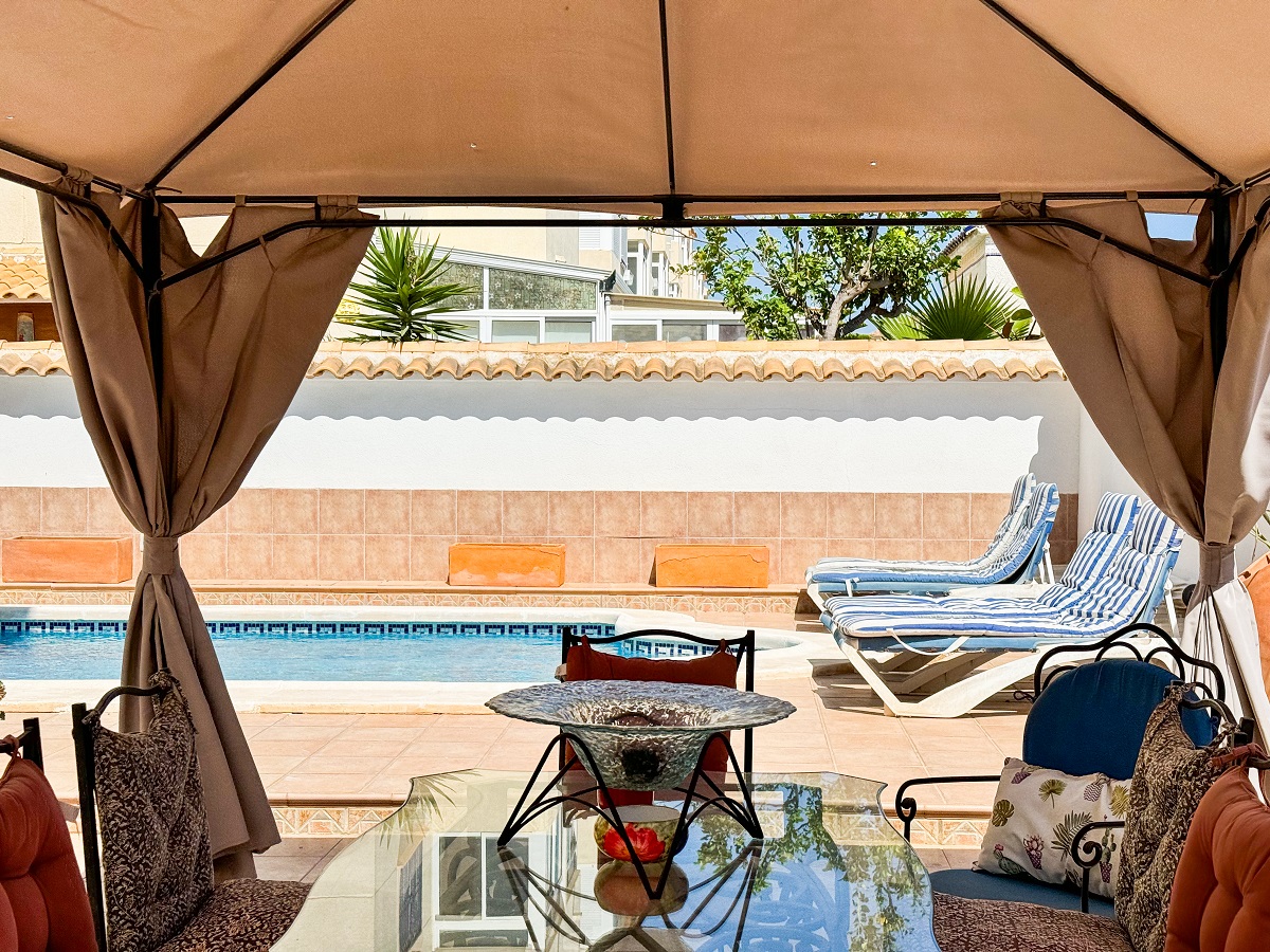SPECTACULAR VILLA WITH PRIVATE POOL IN PUNTA PRIMA – COMFORT, SPACE AND EXCEPTIONAL LOCATION ON THE COSTA BLANCA