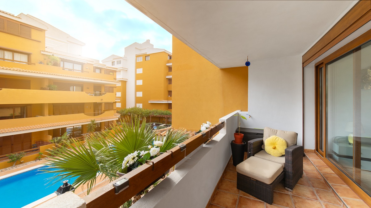 APARTAMENTO CON TERRAZA Y VISTAS A LA PISCINA EN RESIDENCIAL DE LUJO “LA ENTRADA”, PUNTA PRIMA