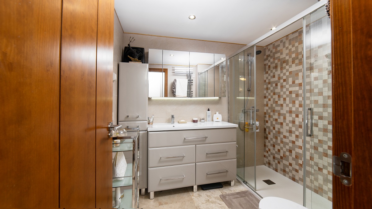 APARTAMENTO CON TERRAZA Y VISTAS A LA PISCINA EN RESIDENCIAL DE LUJO “LA ENTRADA”, PUNTA PRIMA