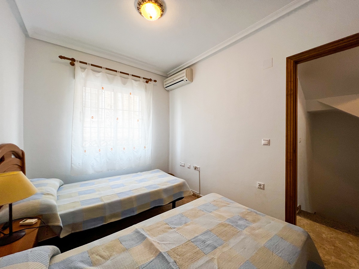 MAISON DE VILLE DE 3 CHAMBRES AVEC SOLARIUM ET PISCINE ENTRE GOLF, VILLAMARTIN (ORIHUELA COSTA)