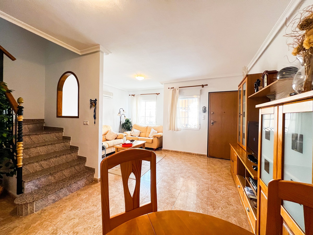 MAISON DE VILLE DE 3 CHAMBRES AVEC SOLARIUM ET PISCINE ENTRE GOLF, VILLAMARTIN (ORIHUELA COSTA)