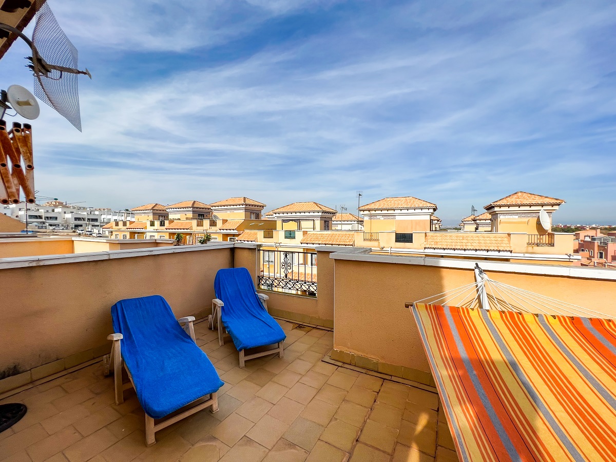MAISON DE VILLE DE 3 CHAMBRES AVEC SOLARIUM ET PISCINE ENTRE GOLF, VILLAMARTIN (ORIHUELA COSTA)