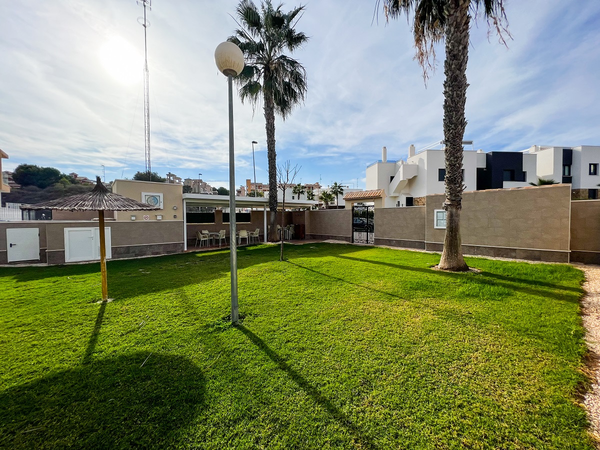MAISON DE VILLE DE 3 CHAMBRES AVEC SOLARIUM ET PISCINE ENTRE GOLF, VILLAMARTIN (ORIHUELA COSTA)
