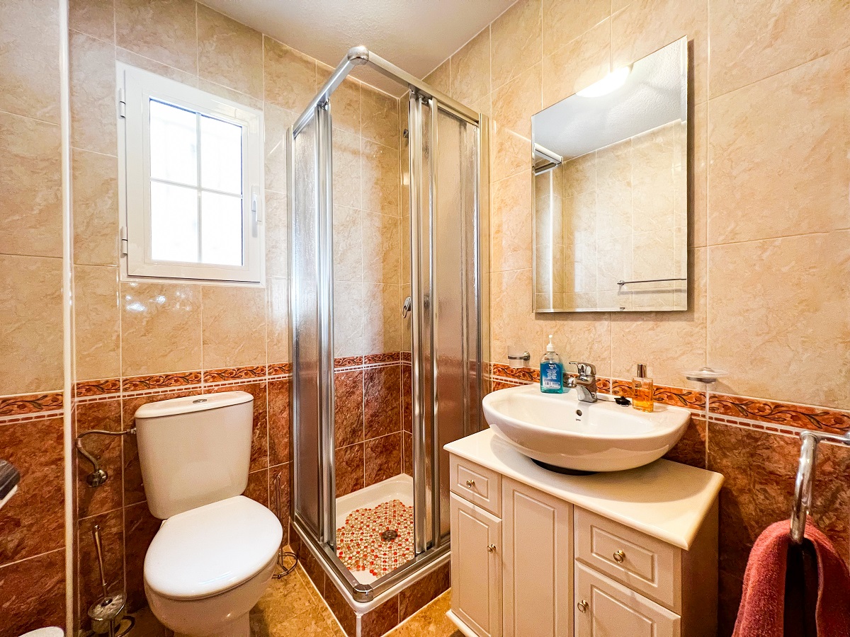 MAISON DE VILLE DE 3 CHAMBRES AVEC SOLARIUM ET PISCINE ENTRE GOLF, VILLAMARTIN (ORIHUELA COSTA)