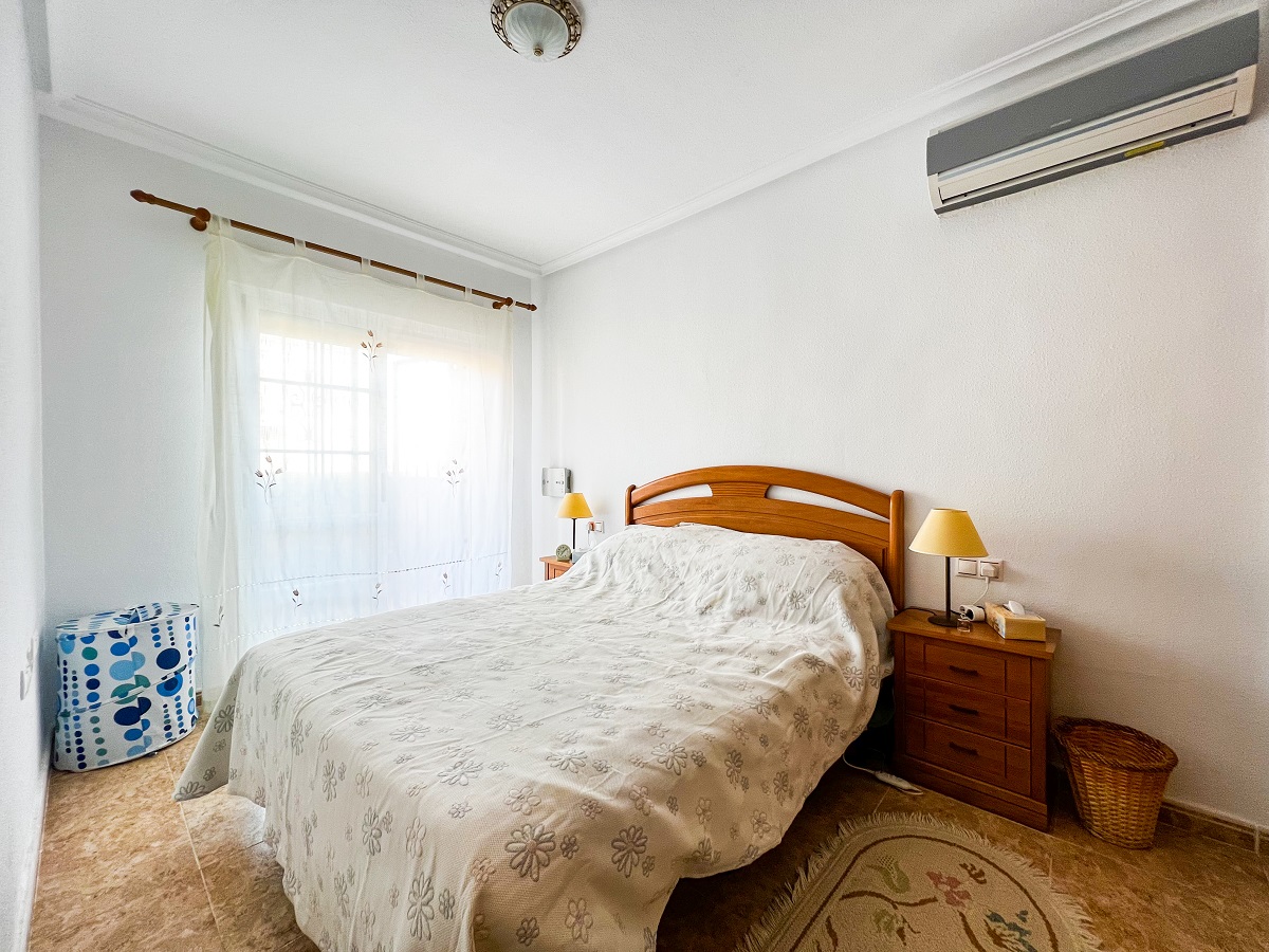 MAISON DE VILLE DE 3 CHAMBRES AVEC SOLARIUM ET PISCINE ENTRE GOLF, VILLAMARTIN (ORIHUELA COSTA)