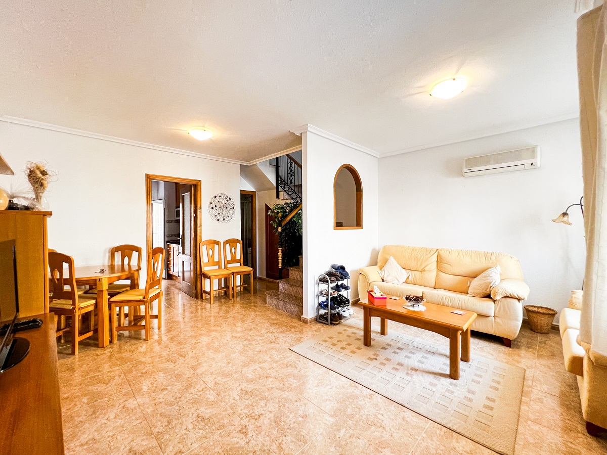 MAISON DE VILLE DE 3 CHAMBRES AVEC SOLARIUM ET PISCINE ENTRE GOLF, VILLAMARTIN (ORIHUELA COSTA)