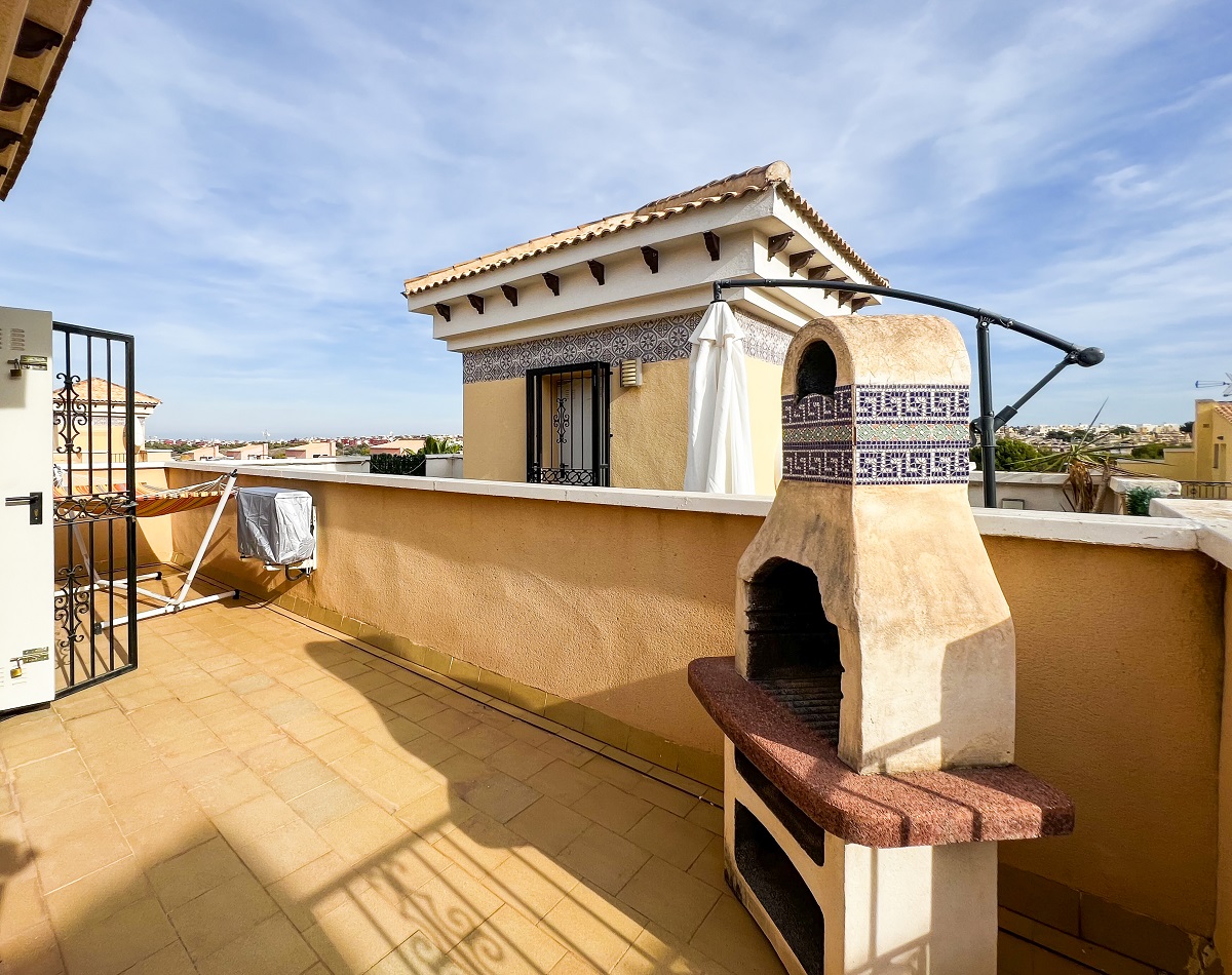 MAISON DE VILLE DE 3 CHAMBRES AVEC SOLARIUM ET PISCINE ENTRE GOLF, VILLAMARTIN (ORIHUELA COSTA)