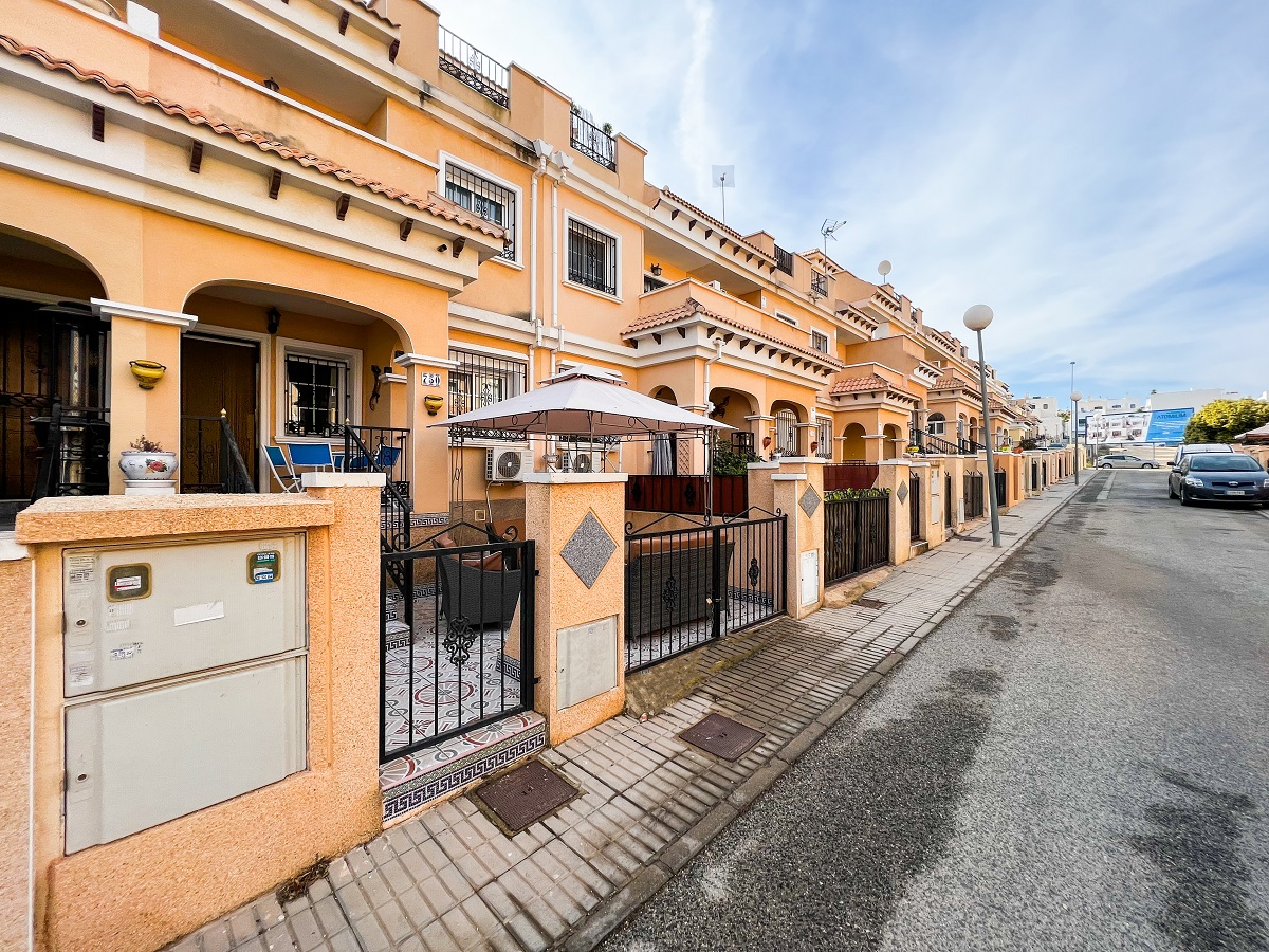 MAISON DE VILLE DE 3 CHAMBRES AVEC SOLARIUM ET PISCINE ENTRE GOLF, VILLAMARTIN (ORIHUELA COSTA)