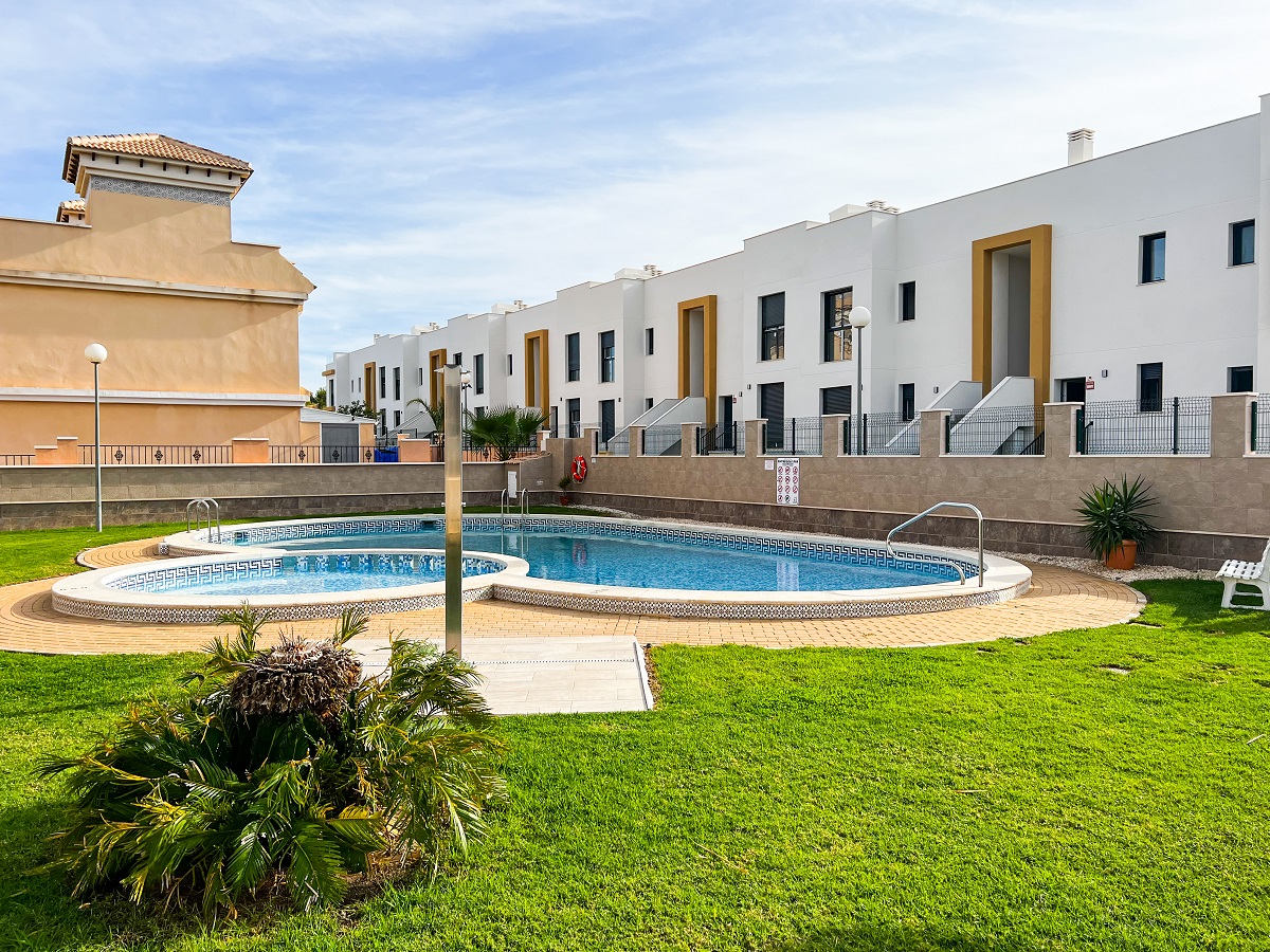 MAISON DE VILLE DE 3 CHAMBRES AVEC SOLARIUM ET PISCINE ENTRE GOLF, VILLAMARTIN (ORIHUELA COSTA)