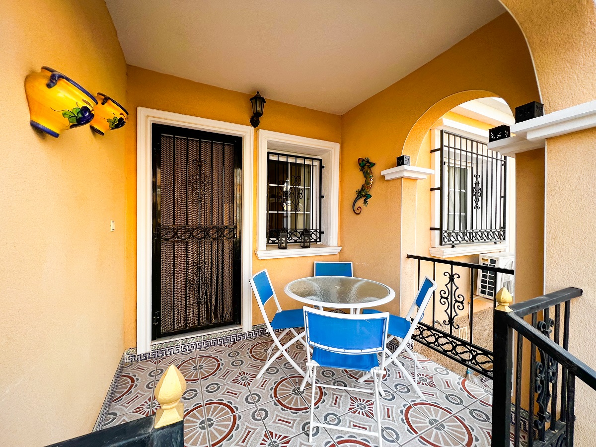 MAISON DE VILLE DE 3 CHAMBRES AVEC SOLARIUM ET PISCINE ENTRE GOLF, VILLAMARTIN (ORIHUELA COSTA)