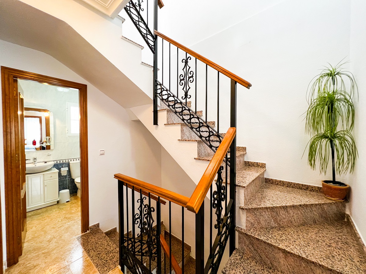 MAISON DE VILLE DE 3 CHAMBRES AVEC SOLARIUM ET PISCINE ENTRE GOLF, VILLAMARTIN (ORIHUELA COSTA)