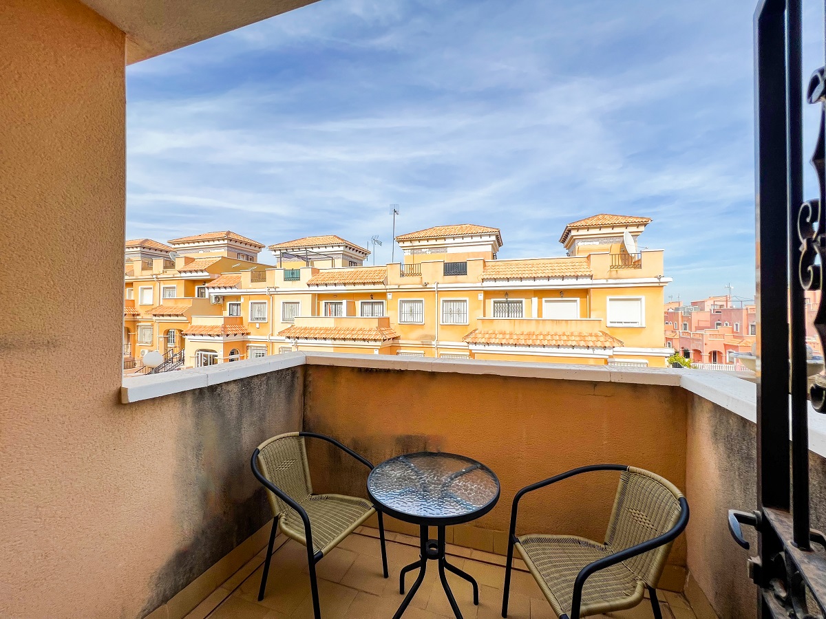 MAISON DE VILLE DE 3 CHAMBRES AVEC SOLARIUM ET PISCINE ENTRE GOLF, VILLAMARTIN (ORIHUELA COSTA)