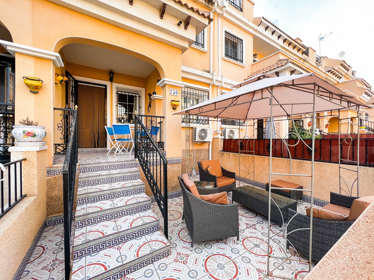 MAISON DE VILLE DE 3 CHAMBRES AVEC SOLARIUM ET PISCINE ENTRE GOLF, VILLAMARTIN (ORIHUELA COSTA)