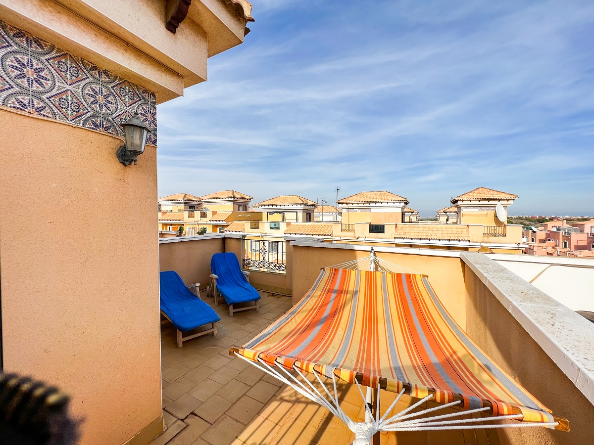 MAISON DE VILLE DE 3 CHAMBRES AVEC SOLARIUM ET PISCINE ENTRE GOLF, VILLAMARTIN (ORIHUELA COSTA)