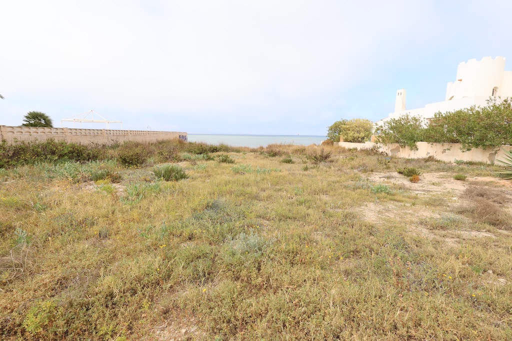 VIVRE SUR LA PLAGE : TERRAIN EN PREMIÈRE LIGNE AVEC PROJET DE VILLA INDIVIDUELLE