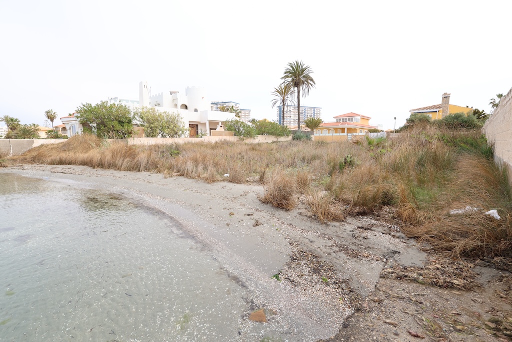 VIVRE SUR LA PLAGE : TERRAIN EN PREMIÈRE LIGNE AVEC PROJET DE VILLA INDIVIDUELLE