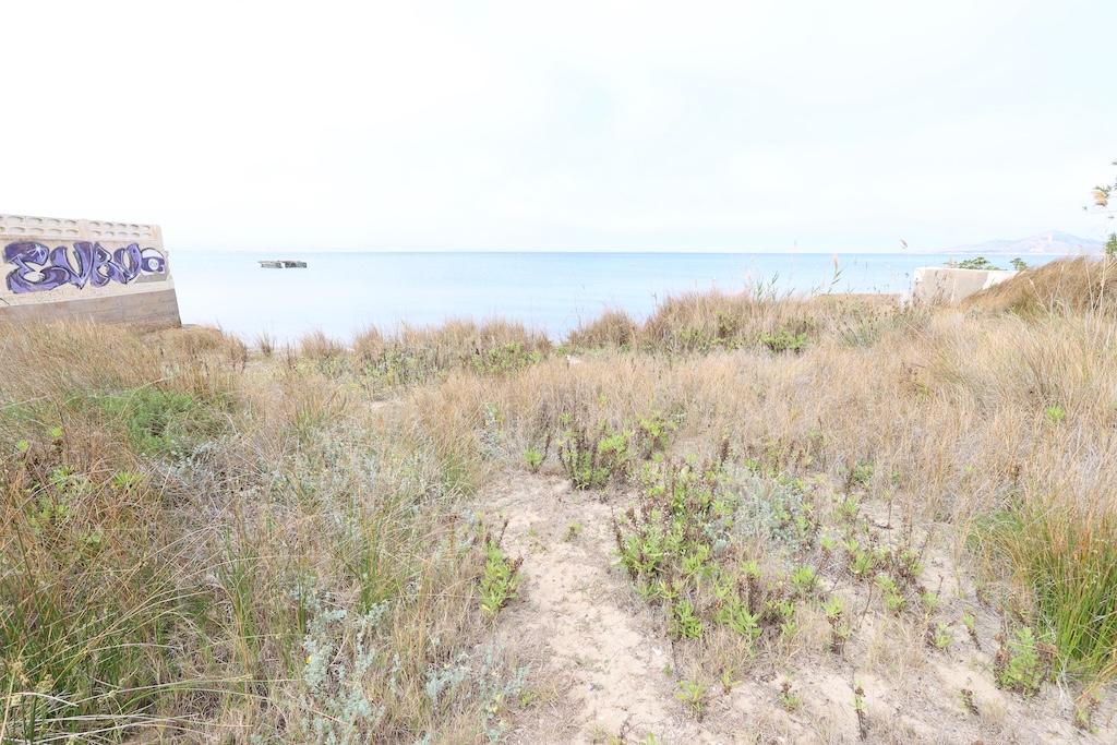 VIVRE SUR LA PLAGE : TERRAIN EN PREMIÈRE LIGNE AVEC PROJET DE VILLA INDIVIDUELLE