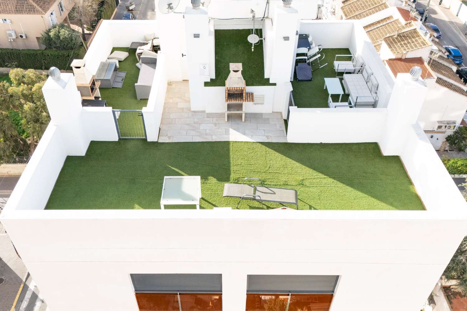 MODERNE ERDGESCHOSSWOHNUNG MIT GROSSER TERRASSE IN NUEVA TORREVIEJA