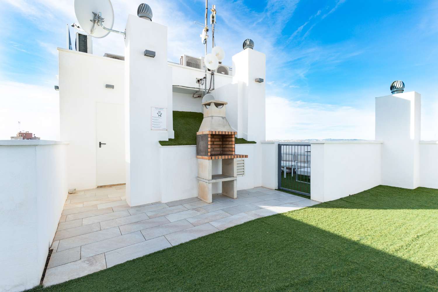 MODERNE ERDGESCHOSSWOHNUNG MIT GROSSER TERRASSE IN NUEVA TORREVIEJA