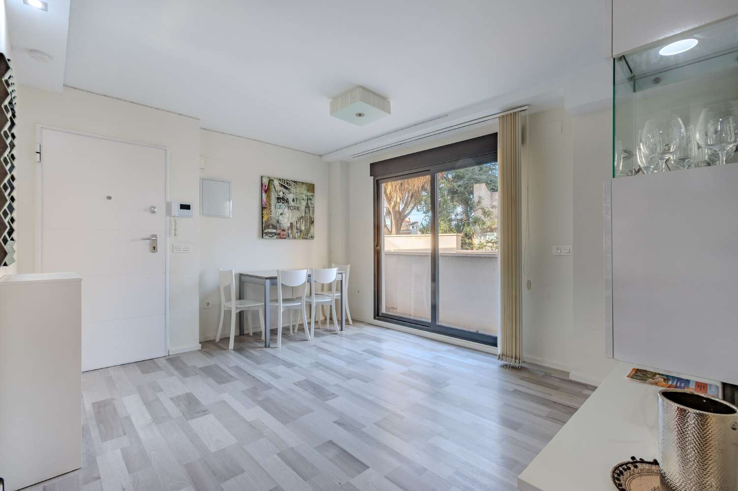 MODERNE ERDGESCHOSSWOHNUNG MIT GROSSER TERRASSE IN NUEVA TORREVIEJA