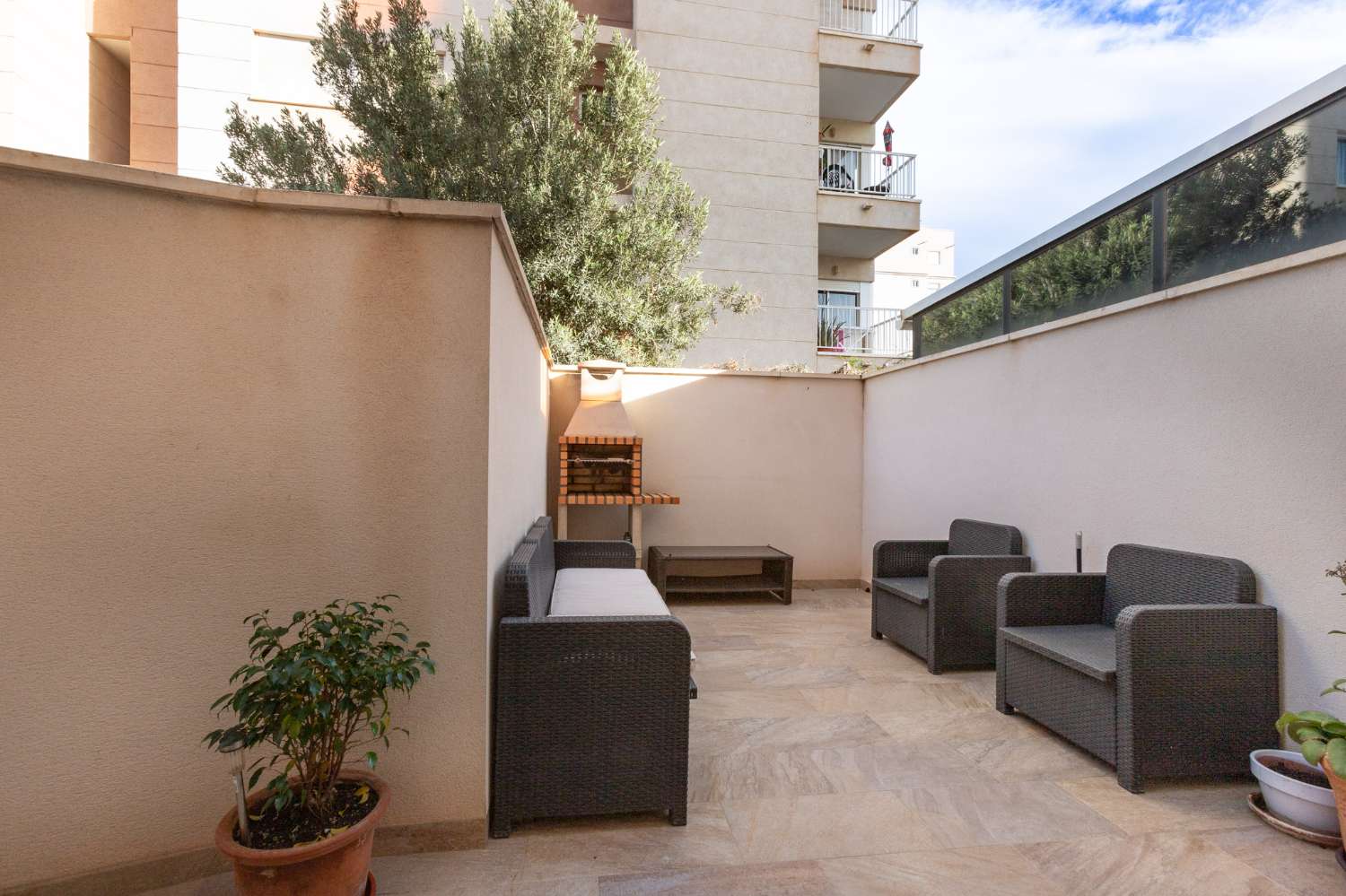 MODERNE ERDGESCHOSSWOHNUNG MIT GROSSER TERRASSE IN NUEVA TORREVIEJA
