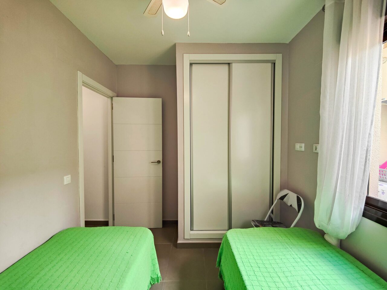BUNGALOW RÉNOVÉ AU REZ-DE-CHAUSSÉE DANS UNE RÉSIDENCE PRIVÉE À PUNTA PRIMA