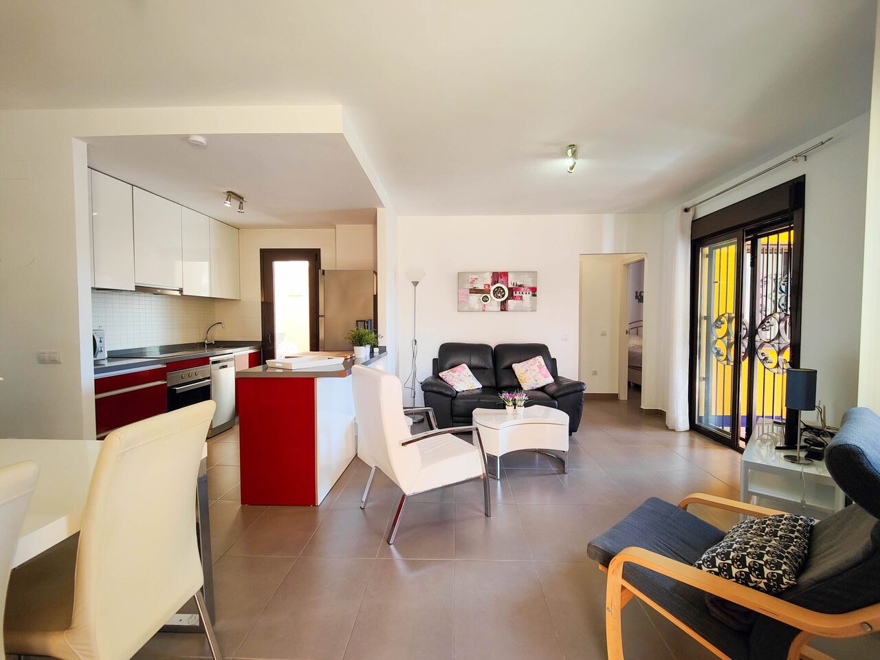 BUNGALOW RÉNOVÉ AU REZ-DE-CHAUSSÉE DANS UNE RÉSIDENCE PRIVÉE À PUNTA PRIMA
