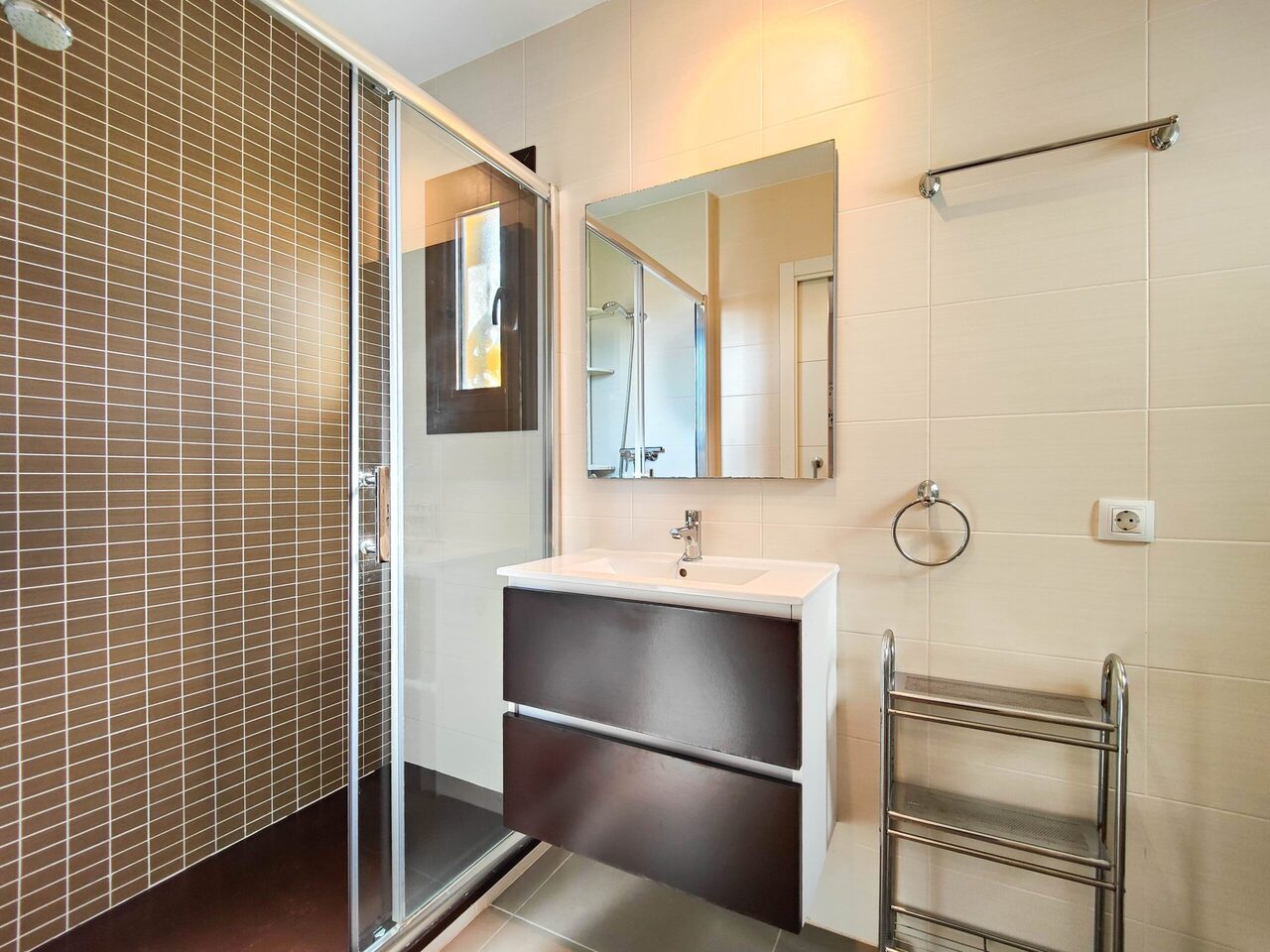 BUNGALOW RÉNOVÉ AU REZ-DE-CHAUSSÉE DANS UNE RÉSIDENCE PRIVÉE À PUNTA PRIMA