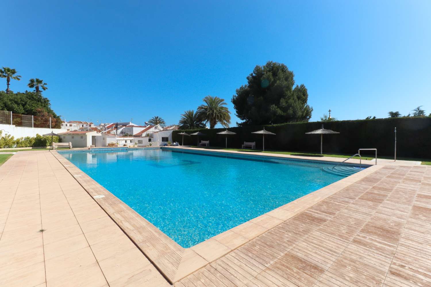 CHARMERENDE DUPLEX MED PRIVAT HAVE OG JACUZZI I RESIDENCIAL CALAS BLANCAS – TORREVIEJA