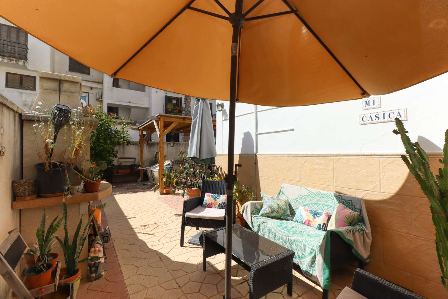 CHARMERENDE DUPLEX MED PRIVAT HAVE OG JACUZZI I RESIDENCIAL CALAS BLANCAS – TORREVIEJA