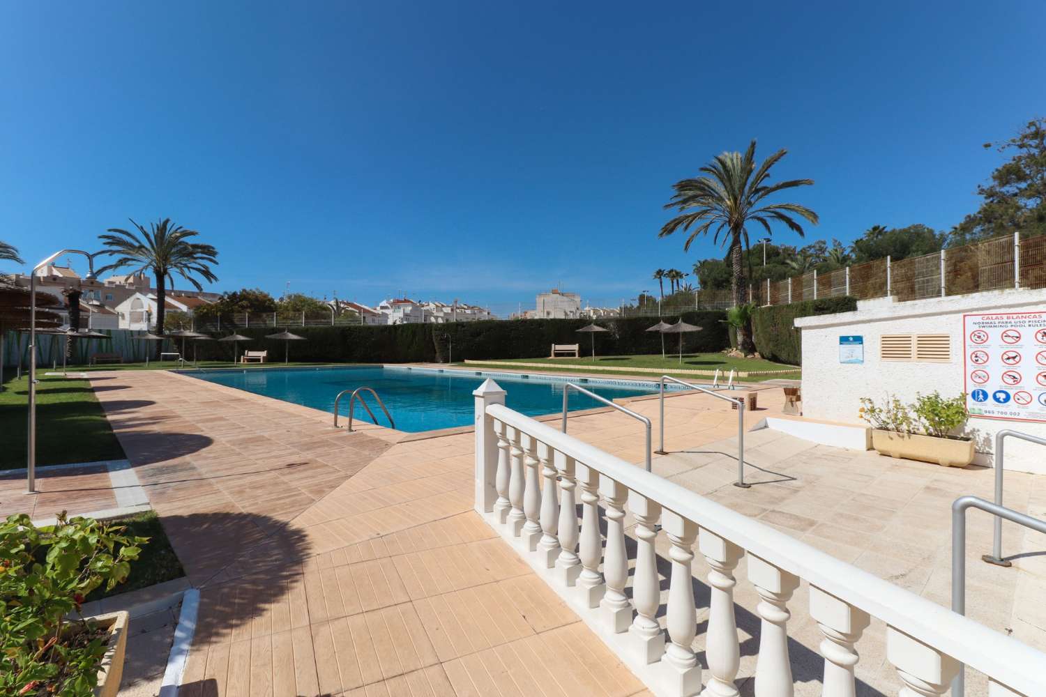 CHARMERENDE DUPLEX MED PRIVAT HAVE OG JACUZZI I RESIDENCIAL CALAS BLANCAS – TORREVIEJA