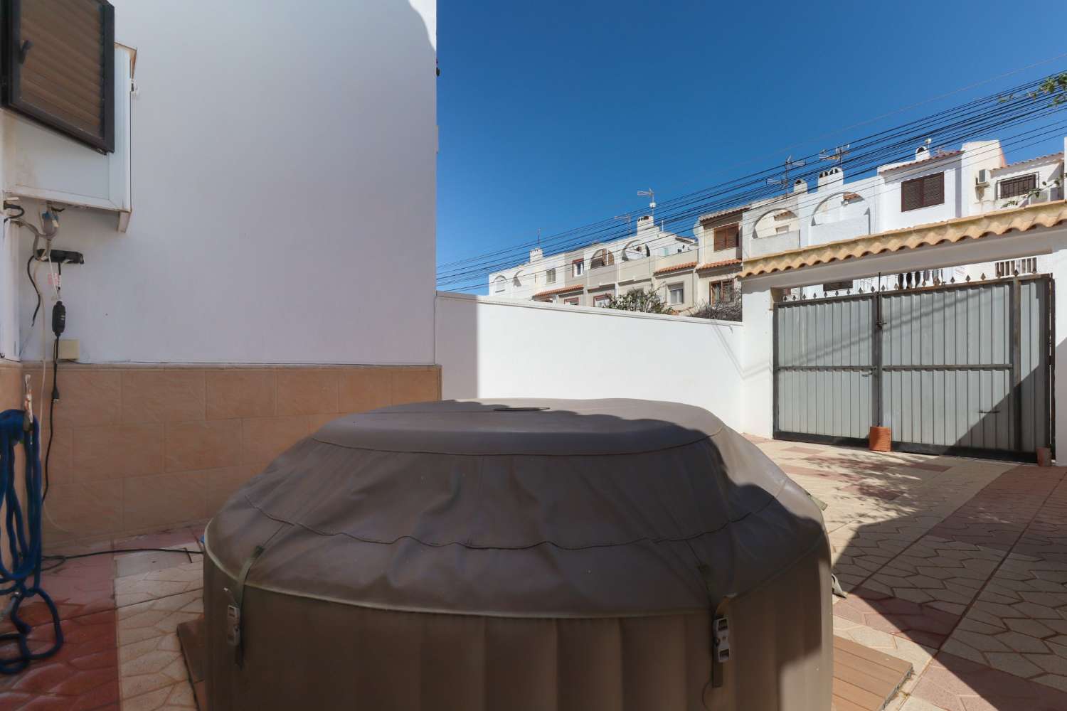 CHARMERENDE DUPLEX MED PRIVAT HAVE OG JACUZZI I RESIDENCIAL CALAS BLANCAS – TORREVIEJA