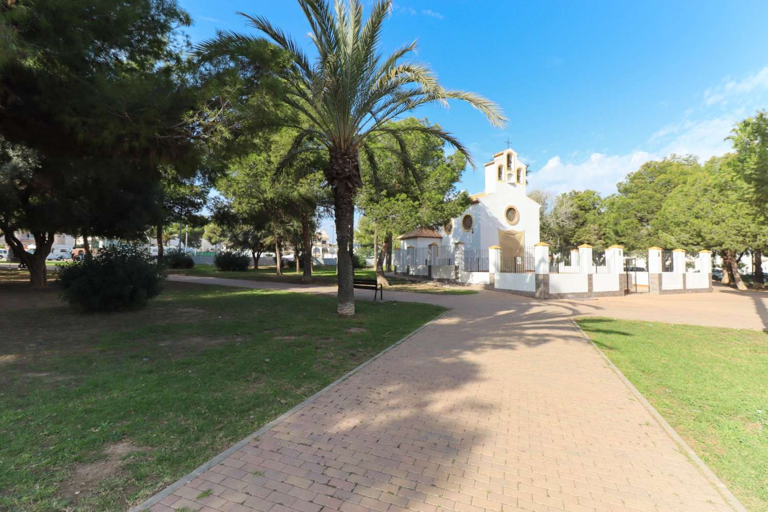 CHARMERENDE DUPLEX MED PRIVAT HAVE OG JACUZZI I RESIDENCIAL CALAS BLANCAS – TORREVIEJA