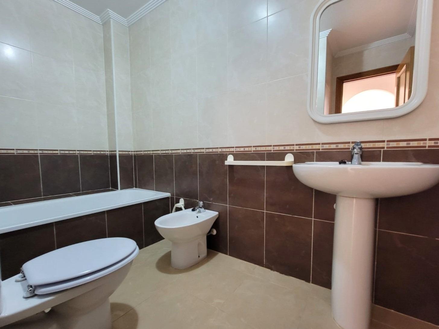 MEZZANIN LEJLIGHED MED PRIVAT HAVE, TERRASSE, SWIMMINGPOOL OG PARKERINGSPLADS 20 MINUTTER FRA LA MATA BEACH