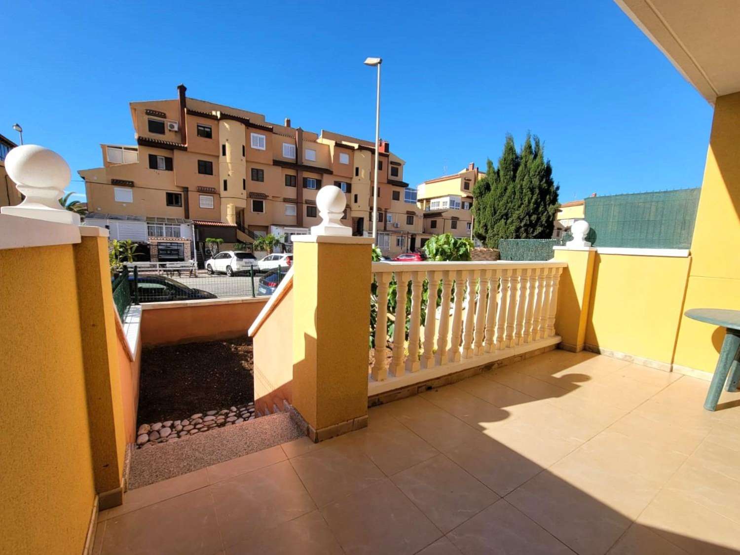 MEZZANIN LEJLIGHED MED PRIVAT HAVE, TERRASSE, SWIMMINGPOOL OG PARKERINGSPLADS 20 MINUTTER FRA LA MATA BEACH