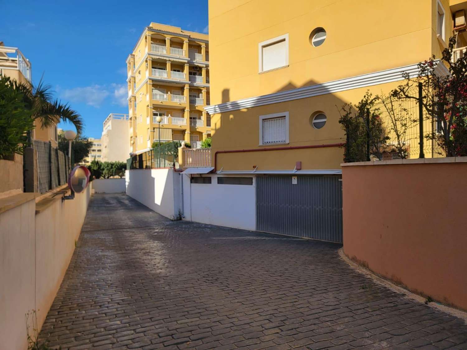 MEZZANIN LEJLIGHED MED PRIVAT HAVE, TERRASSE, SWIMMINGPOOL OG PARKERINGSPLADS 20 MINUTTER FRA LA MATA BEACH