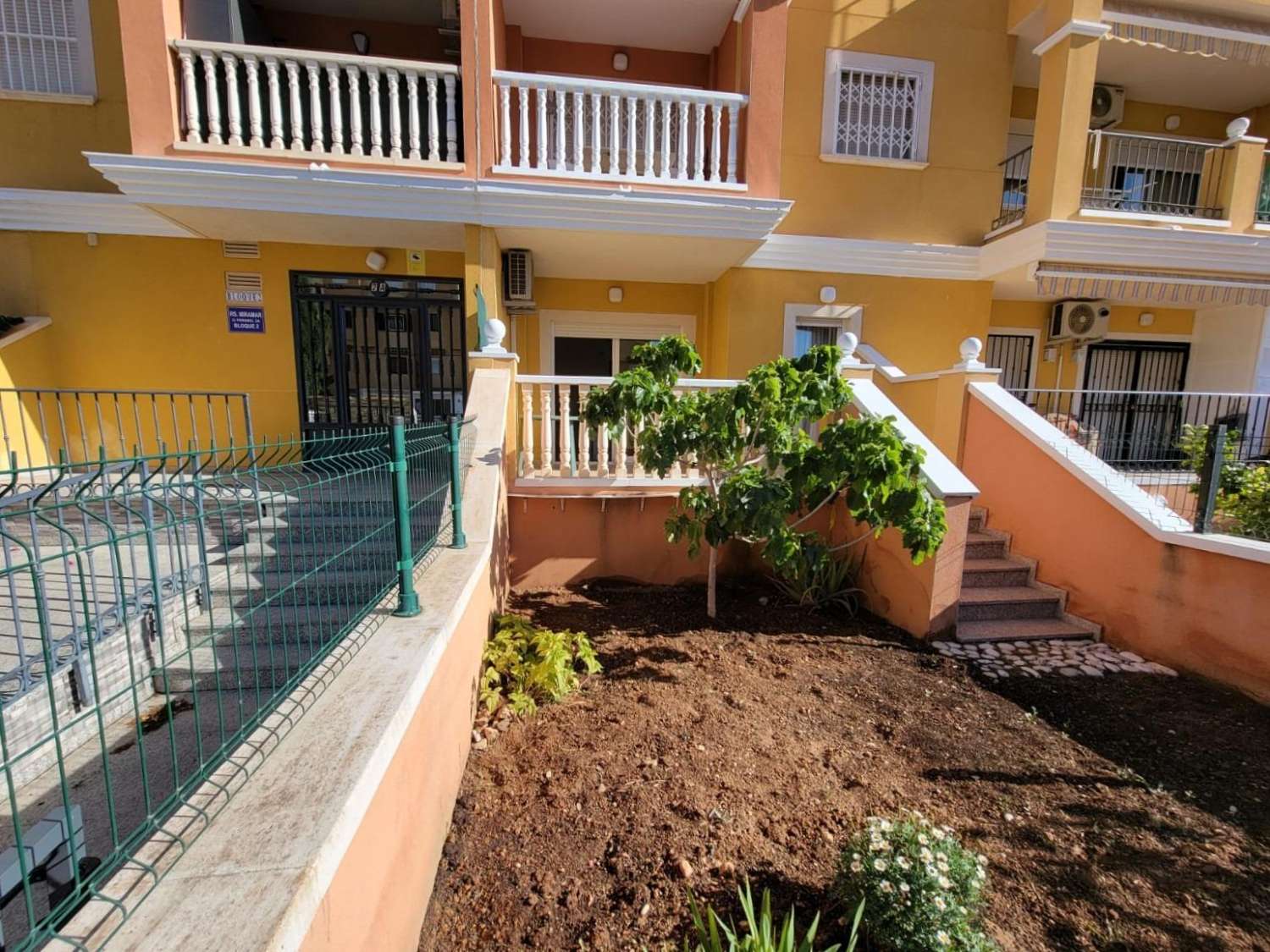 MEZZANIN LEJLIGHED MED PRIVAT HAVE, TERRASSE, SWIMMINGPOOL OG PARKERINGSPLADS 20 MINUTTER FRA LA MATA BEACH