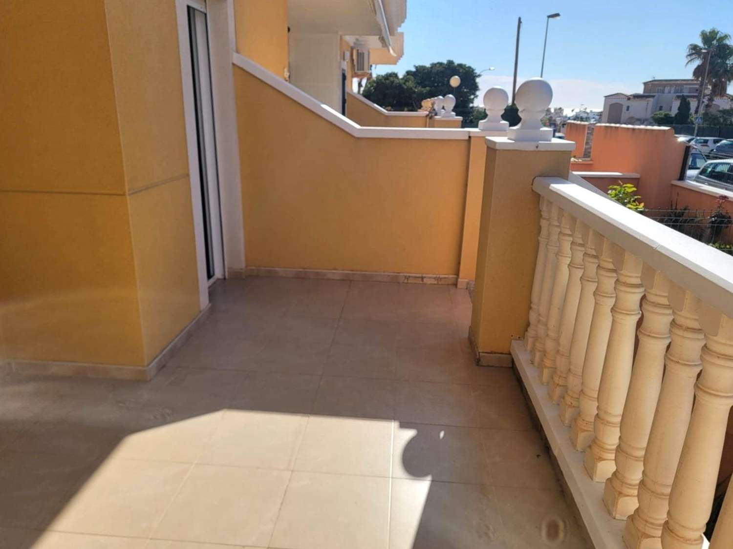 MEZZANIN LEJLIGHED MED PRIVAT HAVE, TERRASSE, SWIMMINGPOOL OG PARKERINGSPLADS 20 MINUTTER FRA LA MATA BEACH