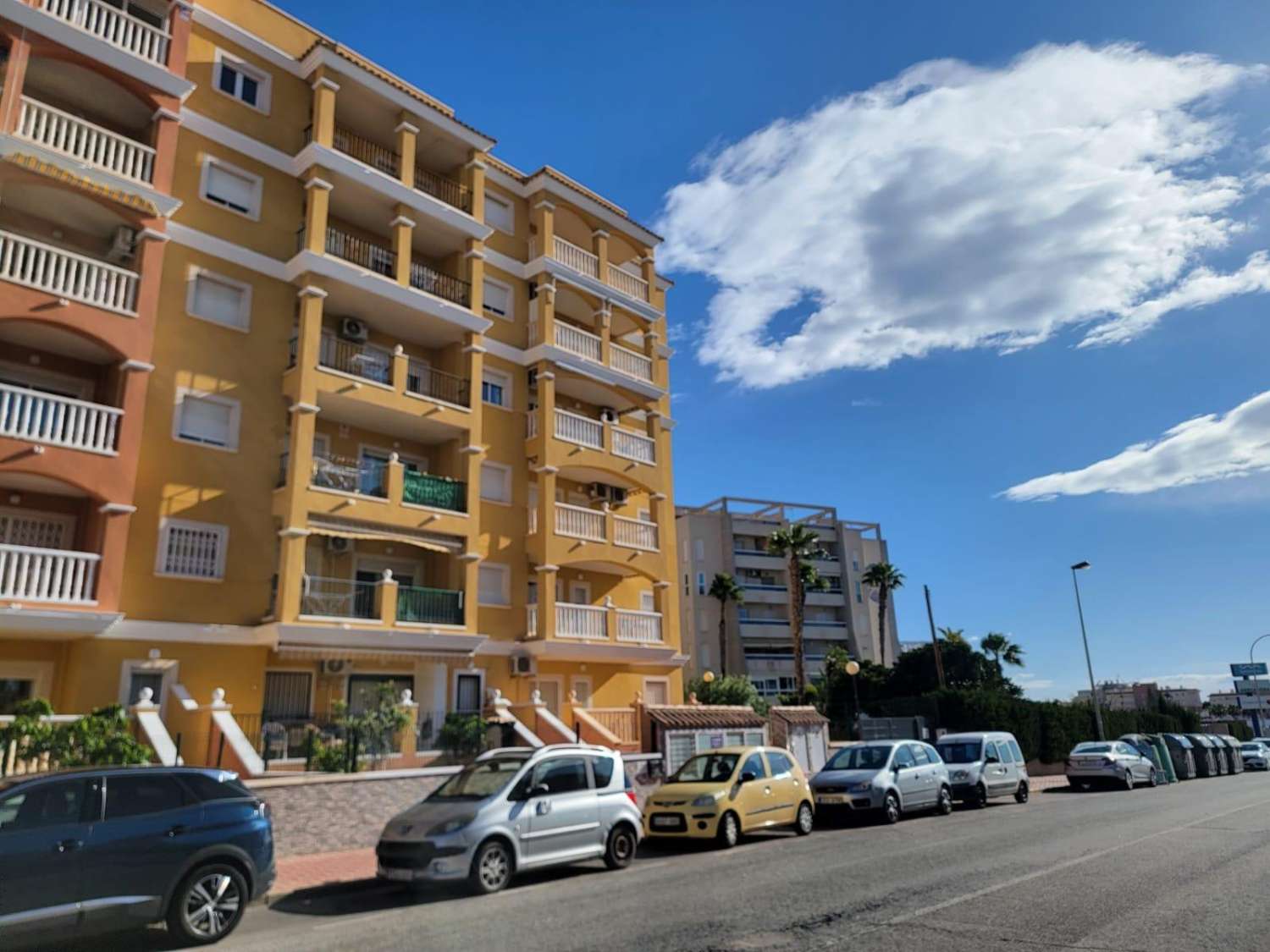 MEZZANIN LEJLIGHED MED PRIVAT HAVE, TERRASSE, SWIMMINGPOOL OG PARKERINGSPLADS 20 MINUTTER FRA LA MATA BEACH