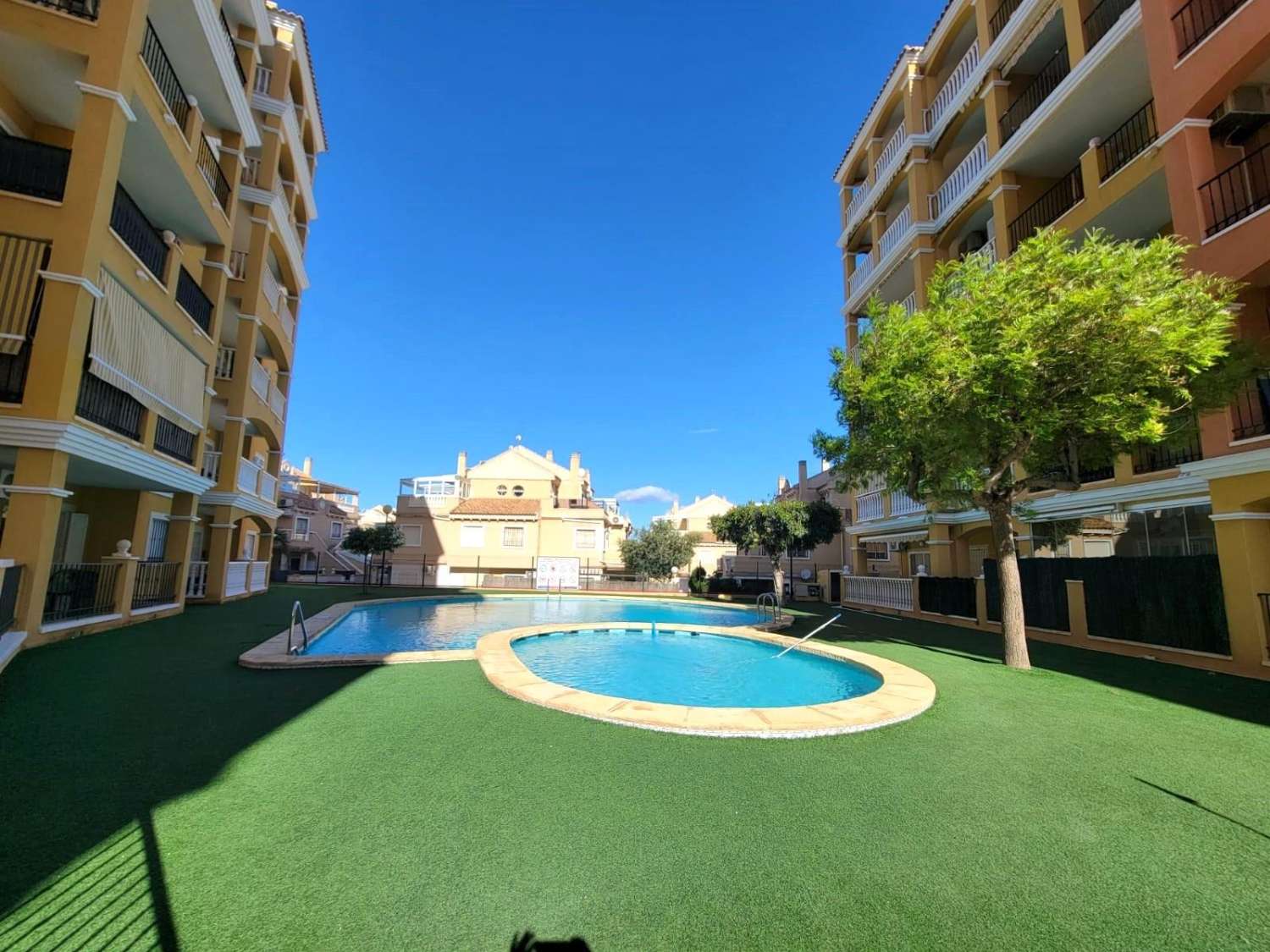 MEZZANIN LEJLIGHED MED PRIVAT HAVE, TERRASSE, SWIMMINGPOOL OG PARKERINGSPLADS 20 MINUTTER FRA LA MATA BEACH