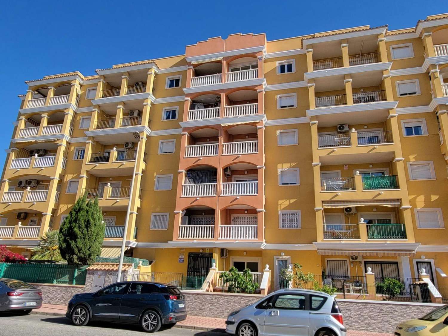 MEZZANIN LEJLIGHED MED PRIVAT HAVE, TERRASSE, SWIMMINGPOOL OG PARKERINGSPLADS 20 MINUTTER FRA LA MATA BEACH